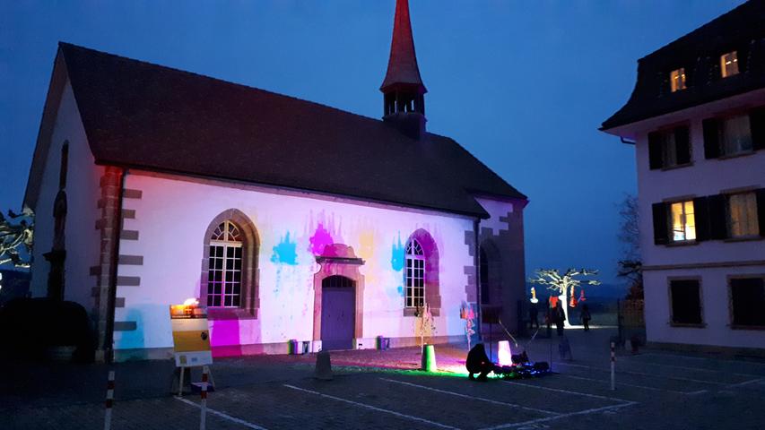 Das Festival in Murten lässt auch die Französische Kirche in ungewöhnlichem Licht erscheinen.