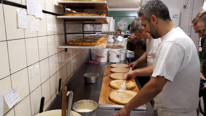 Eine Lage Rahm und noch eine und noch eine: In der Traditionsbäckerei Aebersold entsteht Nidelkuchen als örtliche Top-Spezialität.