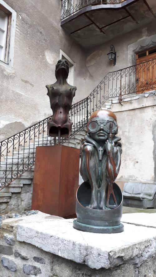 Skulpturen von HR Giger vor dem ihm und seinem Werk gewidmeten Museum in Gruyère (Greyerz).