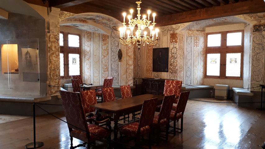 Einer der repräsentativen Räume auf Schloss Gruyère. Im Mittelalter gehörte die Grafschaft zum Königreich Burgund. Seit 1993 kümmert sich eine Stiftung um den Erhalt der Burg und die Präsentation der Sammlungen.