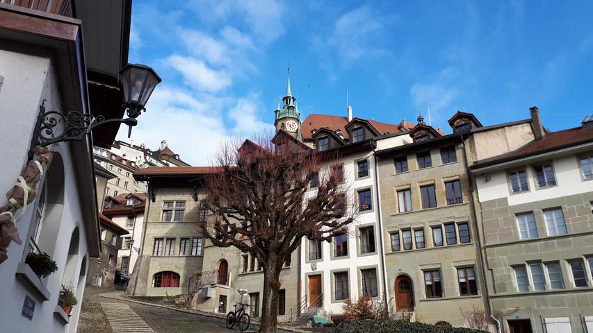 Fribourg, auch Sitz einer Universität, hat viel Flair zu bieten: In dem Altstadtteil unterhalb von Rathaus und Kathedrale gruppieren sich historische Häuser um einen idyllischen Platz.