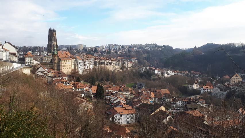 Über die Altstadt mit dem markanten Turm der Kathedrale St. Nicolas reicht der Blick über das tief eingeschnittene Tal der Saane hinüber zu den neuen Wohnvierteln.