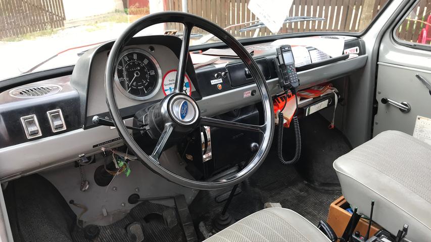 Rundtacho und Dreispeichen-Lenkrad: Auch das Cockpit des Ford Transit ist einfach und übersichtlich.