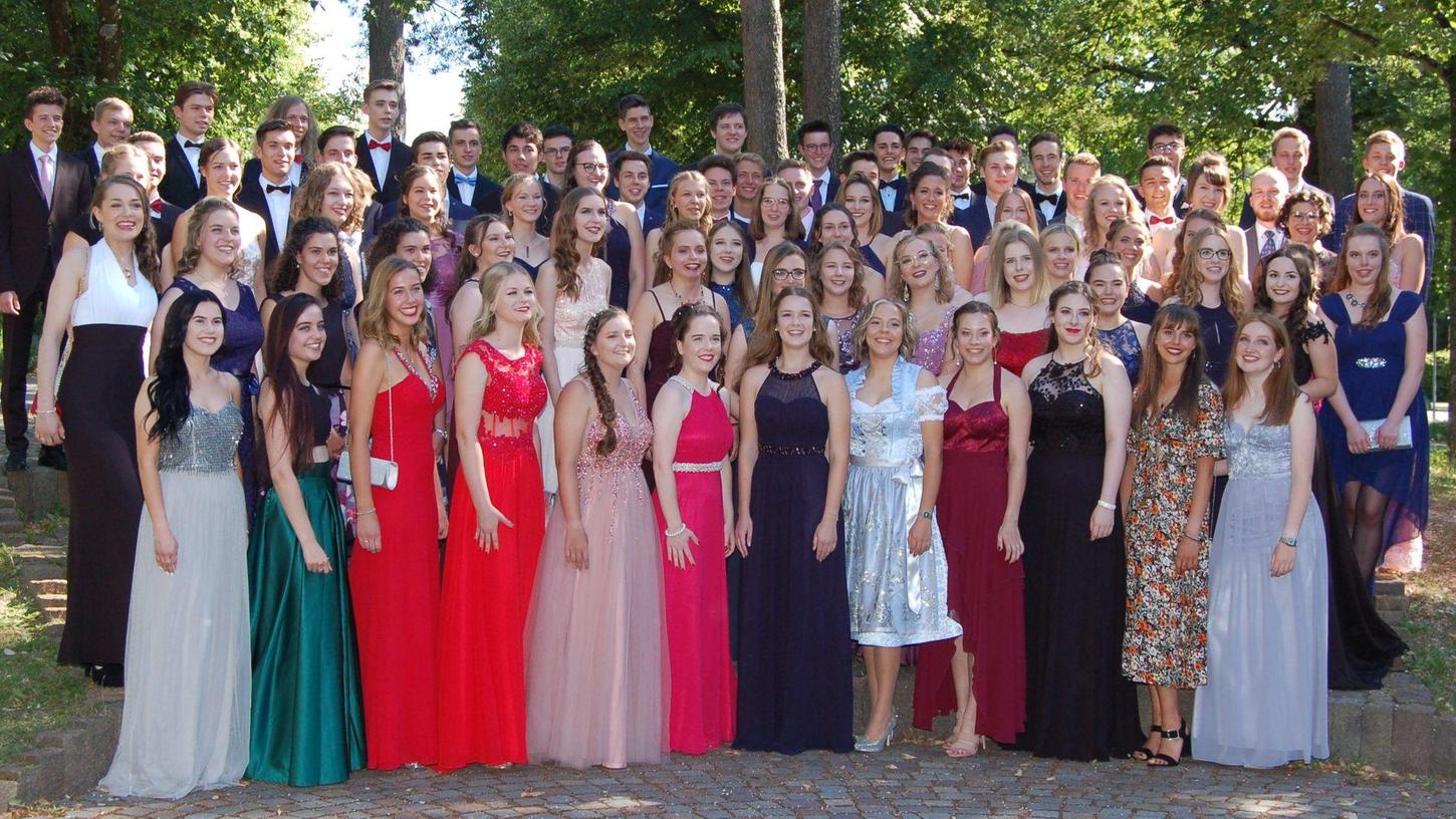 Für die Abiturienten des Wolfram-von-Eschenbach Gymnasiums beginnt nach bestandenem Abitur der Start in einen neuen Lebensabschnitt. Dies feierten sie in Schwanstetten mit einem Abiball, bei dem auch die besten Schüler geehrt wurden.