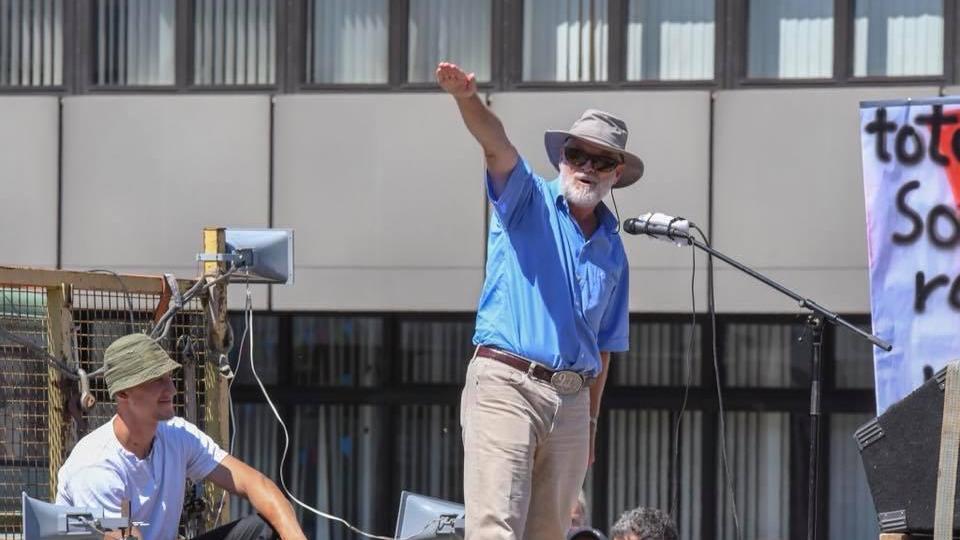 Dieser Hitlergruß bei einer Demo in Nürnberg sorgte für heftige Kritik - auch an der Polizei, die die Kundgebung nicht abbrach.