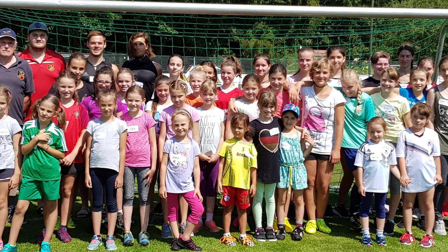 35 junge Fußballerinnen stürmten Platz des 1. FC Deining