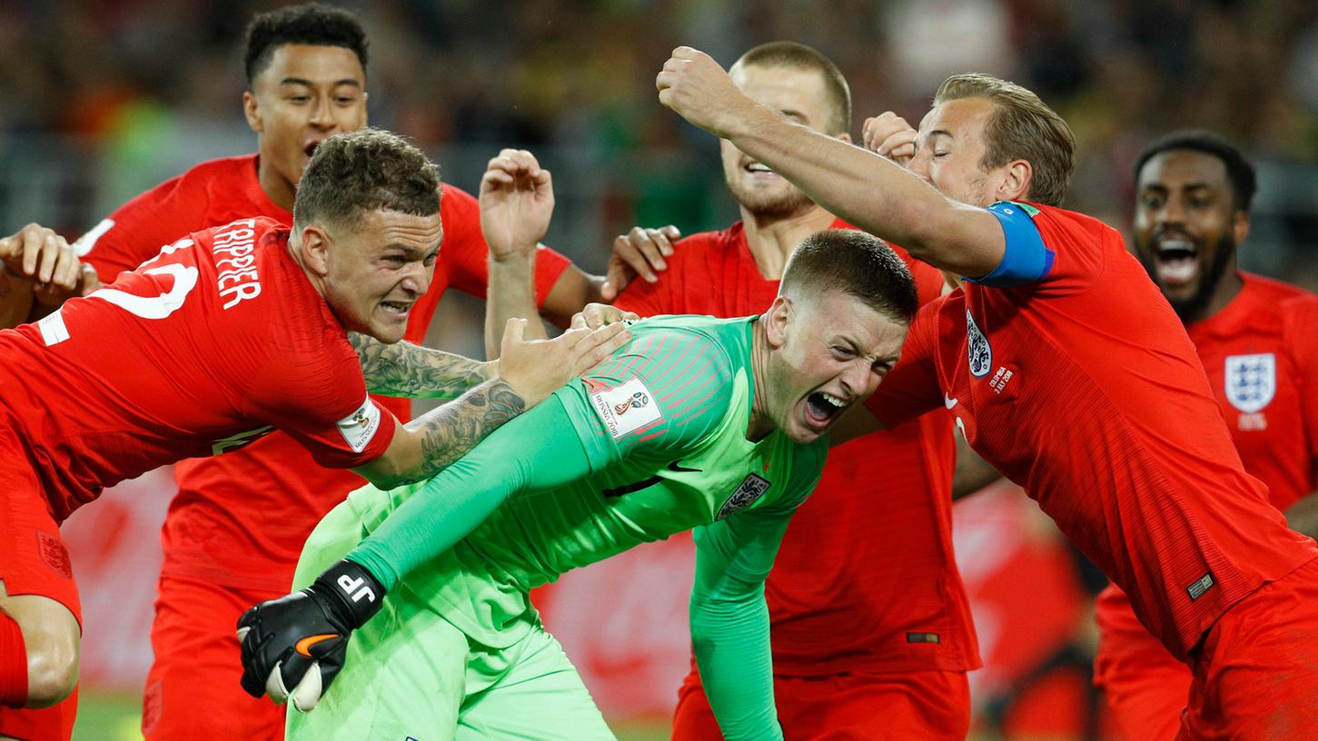 Pure Freude: England steht im WM-Viertelfinale. Torwart Jordan Pickford (Mitte) jubelt mit seinen Teamkollegen.