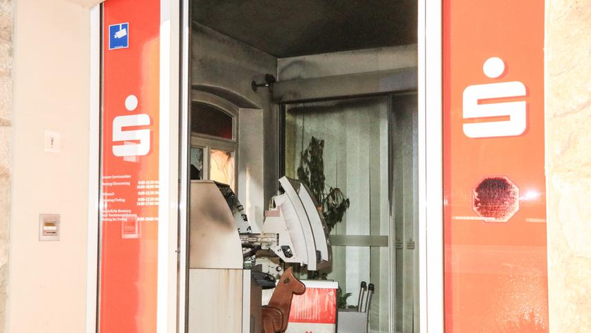 Qualm und Alarm in Schlüsselfeld: Unbekannte sprengen Geldautomat
