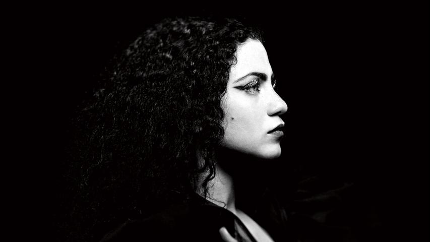 Die Stimme der Jasmin-Revolution: Die tunesische Singer-Songwriterin Emel Mathlouthi textete Protestsongs über den Arabischen Frühling. Sie tritt am Samstag, 28. Juli um 16.30 Uhr am Hauptmarkt auf.