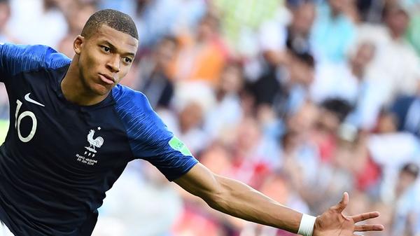 So viel Geld für einen Teenager - als die Ablösesumme für Kylian Mbappe vereinbart wurde, war der französische Nationalspieler gerade einmal 18 Jahre alt. Nach einem Jahr Leihe ist im Juli 2018 dann die Klausel aktiviert worden, die dem AS Monaco satte 180 Millionen Euro für den pfeilschnellen Mbappe garantiert. Zahlen muss diese absurde Summe Paris St. Germain, das sich damit aber einen womöglichen Weltfußballer geangelt hat. Warum erst die Leihe und der um ein Jahr verzögerte Transfer? Nun ja, Paris führt das von der Uefa eingeführte Financial Fair Play zwar vor den Augen aller Beteiligten ad absurdum, aber ganz so leicht möchte es der Verband den Franzosen dann auch nicht machen. So wurde die saftige Ablösesumme einfach auf ein anderes Jahr geschoben. Macht zwar am Ende keinen Unterschied, aber immerhin die Uefa glücklich. Und auch das Nürnberger Publikum, das zahlreich erschien, als der französische Serienmeister im Juli 2019 zu einem Testspiel beim FCN (1:1) zu Gast war. Mit Mbappe, der den einzigen Treffer von PSG sehenswert vorbereitete.