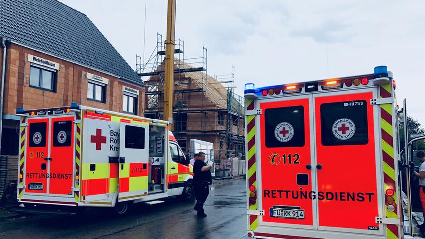 Am Donnerstag schlug gegen 17 Uhr ein Blitz in einer Cadolzburger Elektrofirma in der Pfannenstielstraße ein. Die Einsatzkräfte rückten zu dem Gebäude im Ortsteil Egersdorf aus und mussten 20 Personen versorgen. Vier Menschen wurden mit Verletzungen in ein Klinikum gebracht.