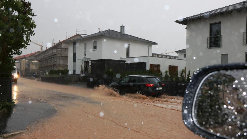 In Adelsdorf bereiteten heftige Regengüsse den Anwohnern Sorgen. Manche Bewohner mussten sogar die Keller in den Wohnungen auspumpen.