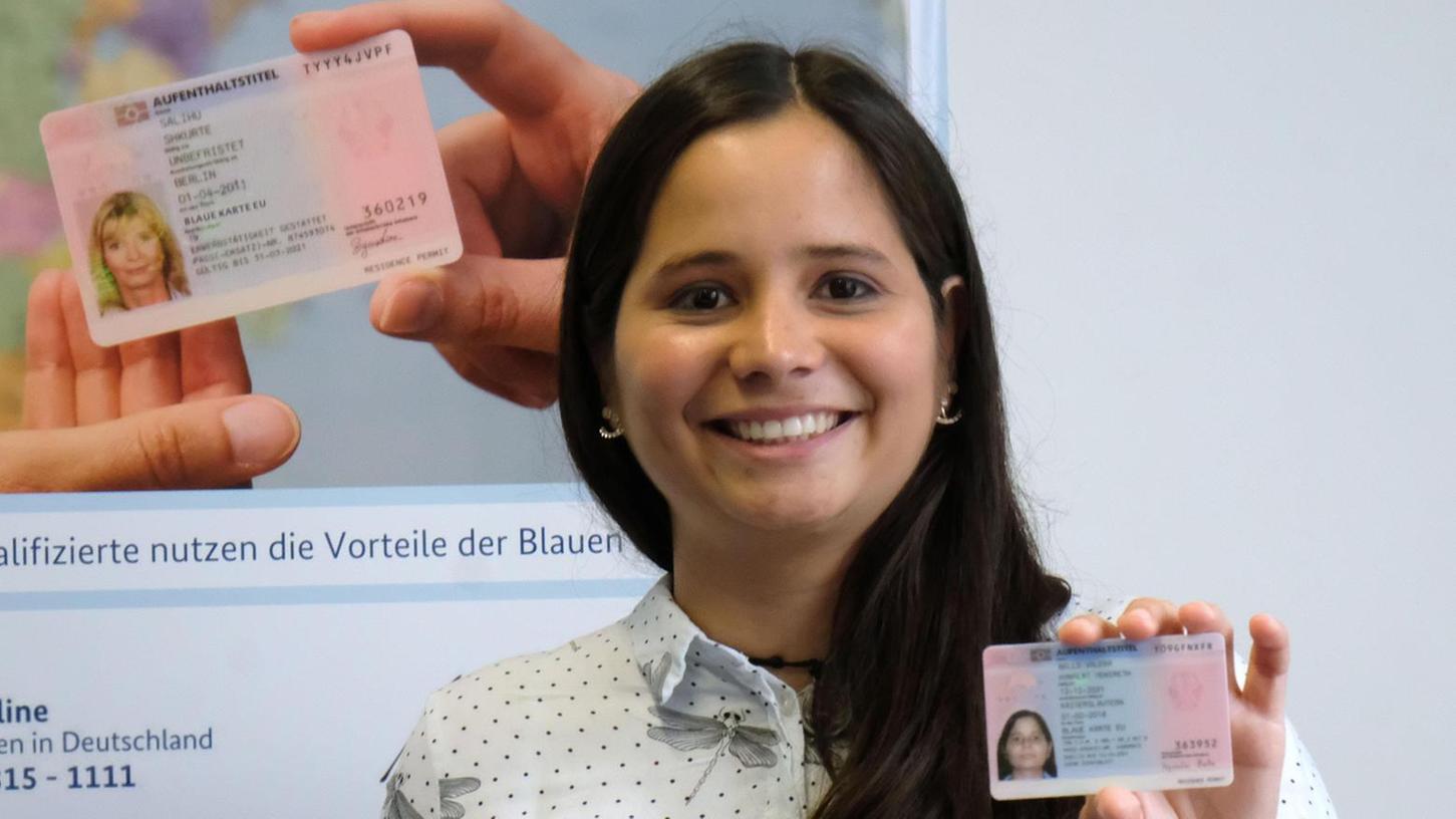 Die Venezolanerin Hymalai Bello ist stolz auf ihre Blaue Karte. Die Aufenthaltsgenehmigung ermöglicht ihr als Akademikerin, in Nürnberg zu leben und zu arbeiten.