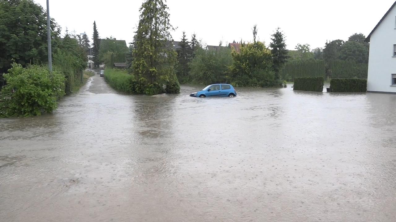 Heroldsbach (Landkreis Forchheim) trafen die Regengüsse besonders schwer. Die geparkten Autos wurden von den Wassermassen einfach so davon geschwemmt.