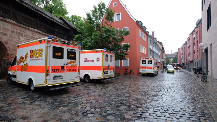 Rettungsdienst und Feuerwehr parkten ihre Einsatzfahrzeuge in der hinteren Sterngasse, in der das Feuer ausgebrochen war. Etliche Krankenwagen wurden allerdings auch am Klarissenplatz abgestellt.