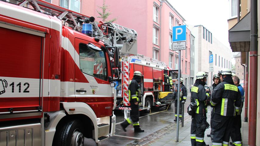 Die Feuerwehr rückte mit mehreren Löschzügen und etwa 60 Einsatzkräften an. Das Feuer, das im Zimmer eines Bewohners ausgebrochen war, konnte jedoch rasch gelöscht werden.