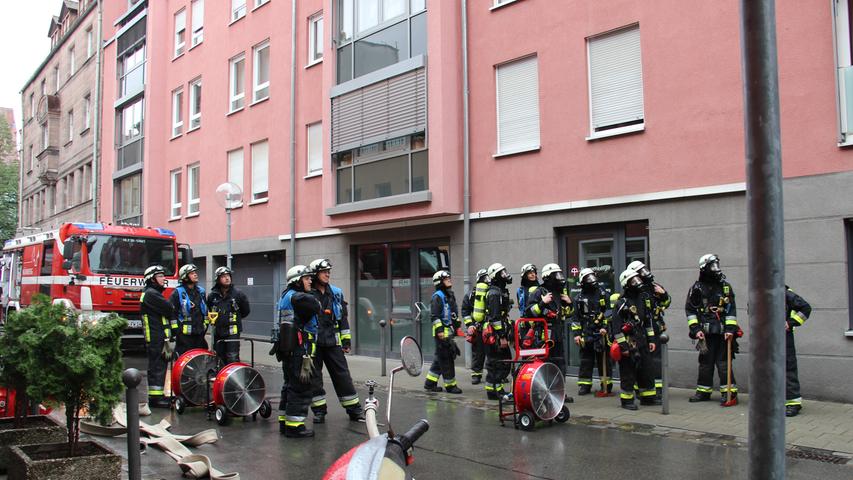 Die Feuerwehr war noch für einige Zeit mit Nachlöscharbeiten beschäftigt, gegen 10.45 Uhr konnten die letzten Helfer die Einsatzstelle allerdings verlassen.