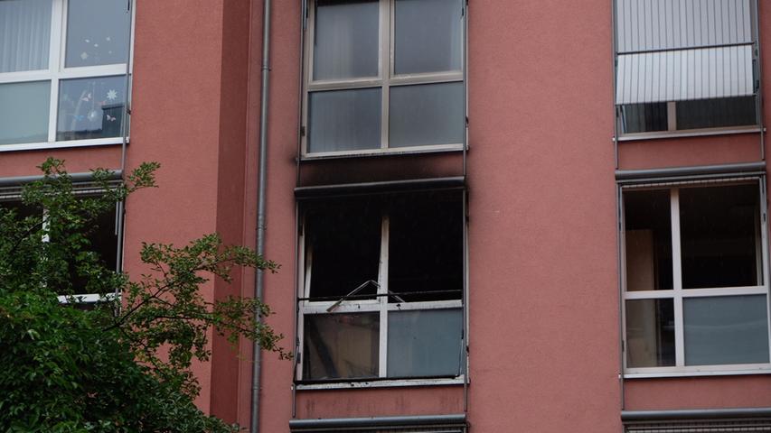 Bewohner hatten gegen 7 Uhr die Polizei alarmiert - sie hatten Rauch beobachtet, der aus einem der Fenster im zweiten Stock drang.