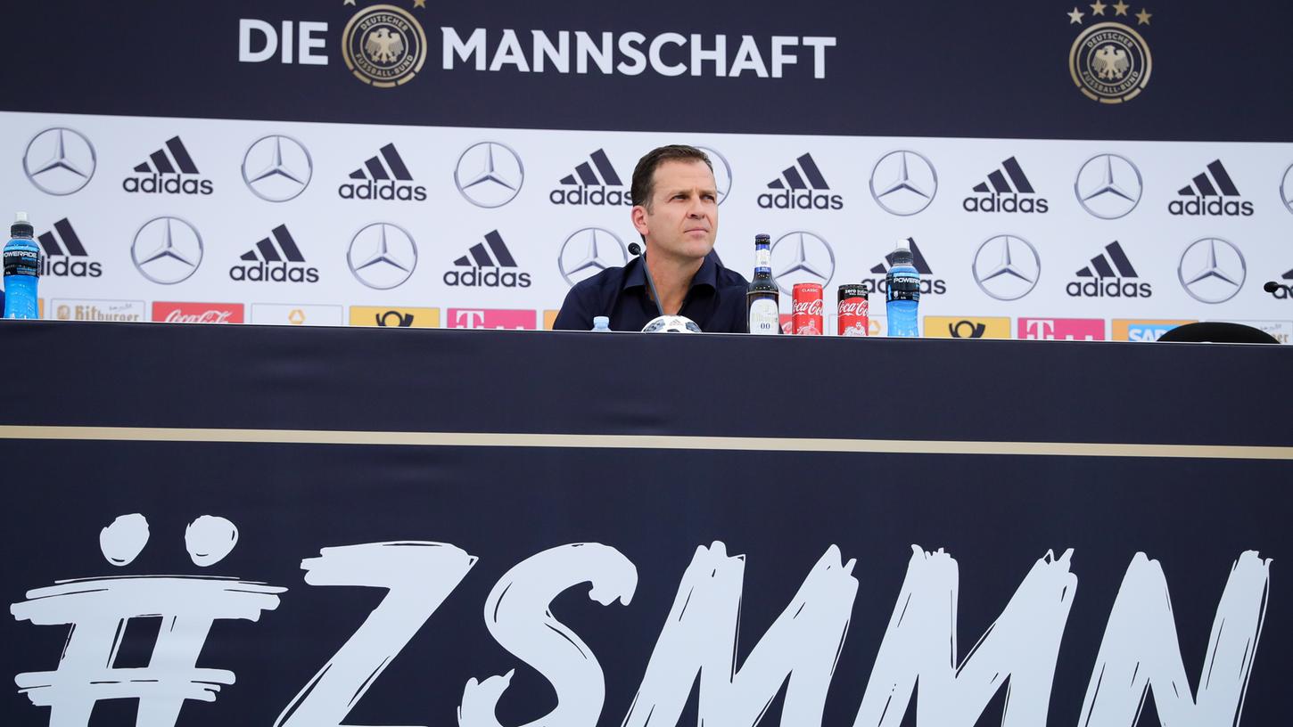 Oliver Bierhoff auf dem Podium: Der Manager der deutschen Nationalmannschaft betreibt kein besonders glückliches Krisenmanagement.