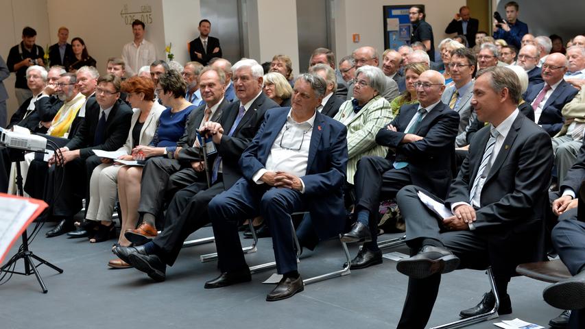 Markant: Polit-Prominenz weiht Erlangens neues Landratsamt ein