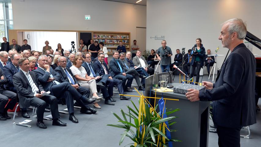 Markant: Polit-Prominenz weiht Erlangens neues Landratsamt ein