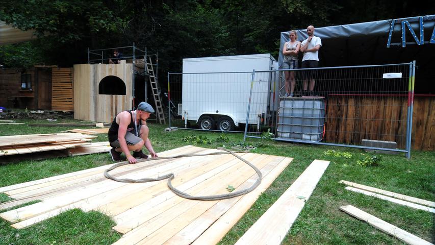 Der Aufbau für Waldstock 2018 auf dem Pegnitzer Schloßberg läuft in den Tagen vor dem Festival und am Festivalfreitag auf Hochtouren.