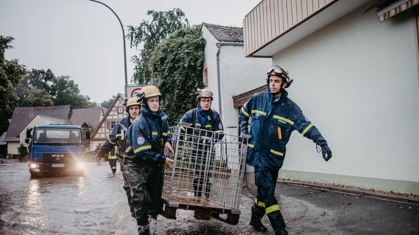 Der Starkregen traf Heroldsbach und Hausen besonders heftig. Feuerwehren und THW waren im ganzen Landkreis im Einsatz.