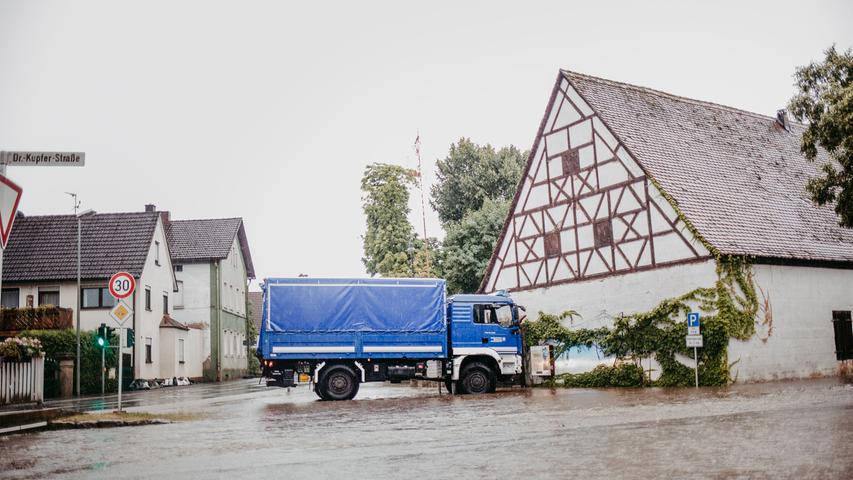 Der Starkregen traf Heroldsbach und Hausen besonders heftig. Feuerwehren und THW waren im ganzen Landkreis im Einsatz.