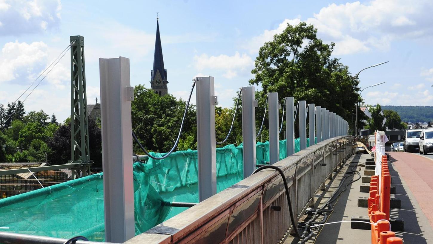 Eisenbahnbrücke: Schutzgeländer wird gebaut