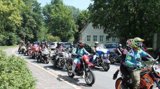 160 Biker in Rummelsberg: Rocker spenden für Jugendliche