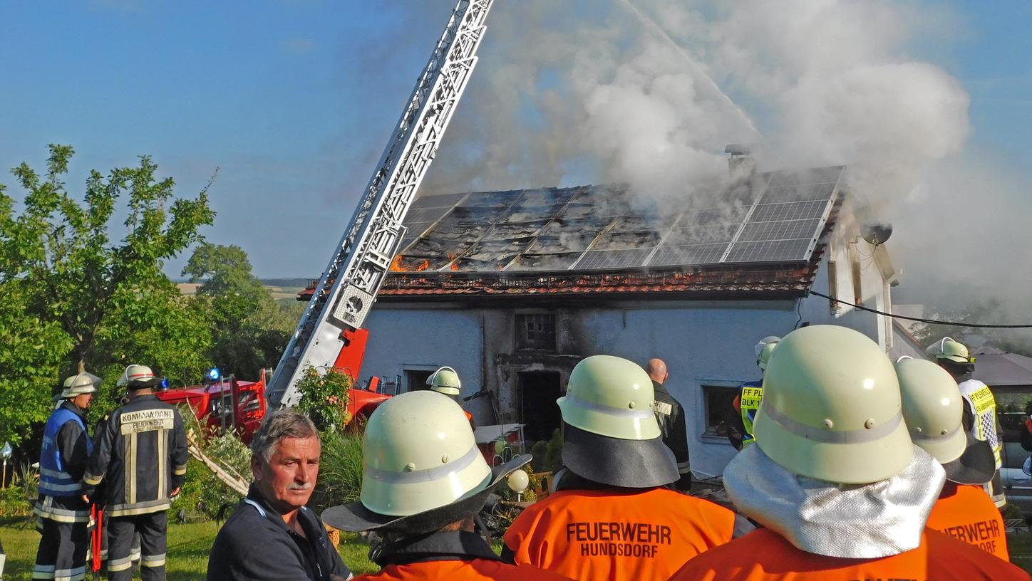 Großeinsatz: Wohnhaus brannte in Hundsdorf lichterloh
