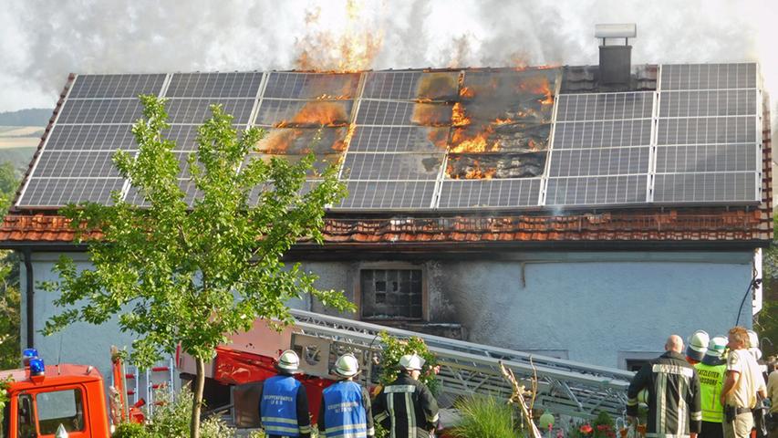 Großeinsatz in Hundsdorf: Wohnhaus brannte lichterloh