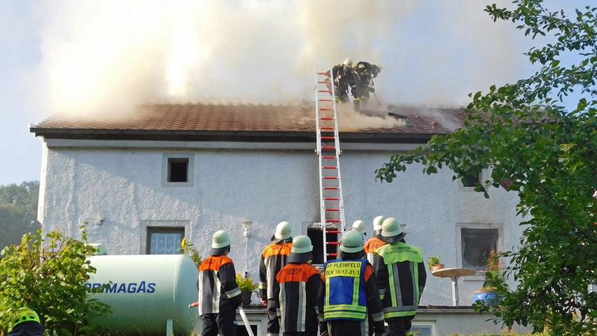 Großeinsatz in Hundsdorf: Wohnhaus brannte lichterloh