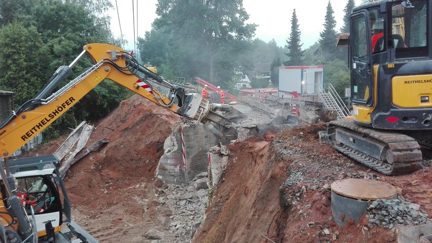 Großes Gerät: Abriss der Bahnunterführung in Heroldsberg