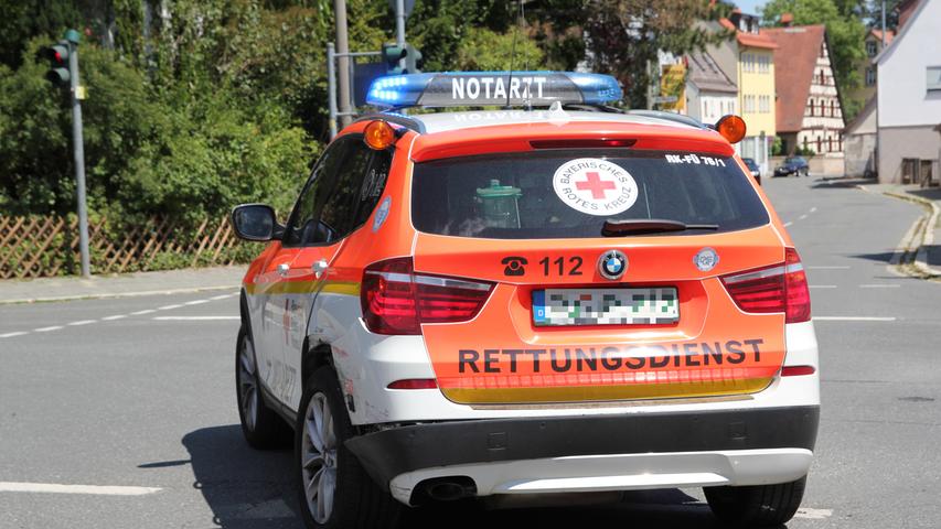 Auto stößt in Zirndorf mit Notarztwagen zusammen