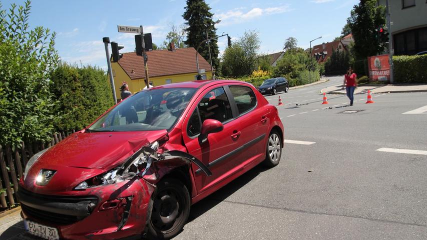 Auto stößt in Zirndorf mit Notarztwagen zusammen