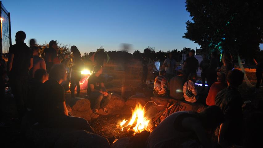 Etwa 100 Leute waren am 6. Juli zu der Elektro-Party am Herbstwiesenweg im Erlanger Süden zusammengekommen. Ein Lagerfeuer brannte, ein DJ-Pult war aufgebaut, es gab Snacks und Getränke.