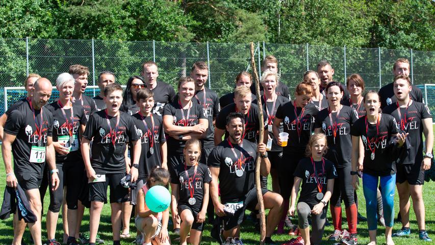 Kriechen, Klettern, Schlamm: So war der Wrestling Run in Laubendorf