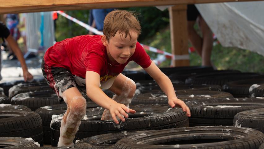 Kriechen, Klettern, Schlamm: So war der Wrestling Run in Laubendorf