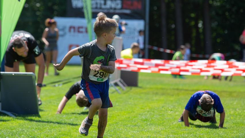 Kriechen, Klettern, Schlamm: So war der Wrestling Run in Laubendorf