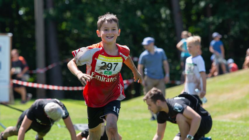 Kriechen, Klettern, Schlamm: So war der Wrestling Run in Laubendorf