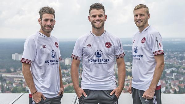 Hiermit will man auswärts punkten! Wie auch in den vergangenen Jahren setzt der neunmalige deutsche Meister im Sommer 2018 beim Auswärtstrikot auf Weiß als Hauptfarbe - Ausrüster Umbro wagt mit einem auffälligen Muster auf der Vorderseite, das an den fränkischen Rechen erinnern soll, aber deutlich mehr als bei den vorherigen beiden Auswärtstrikots, die eher schlicht daherkamen.