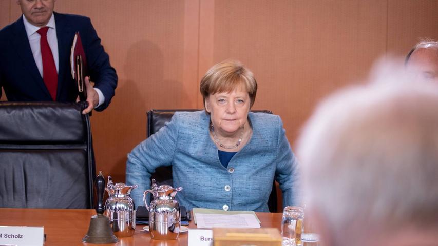 Merkel und Seehofer haben sich im Asylstreit auf einen Kompromiss geeinigt. Der Bundesminister des Innern, Bau und Heimat tritt nun doch nicht zurück. Für ihn ist der Streit mit der Kanzlerin erledigt:"Wir schauen nach vorne."