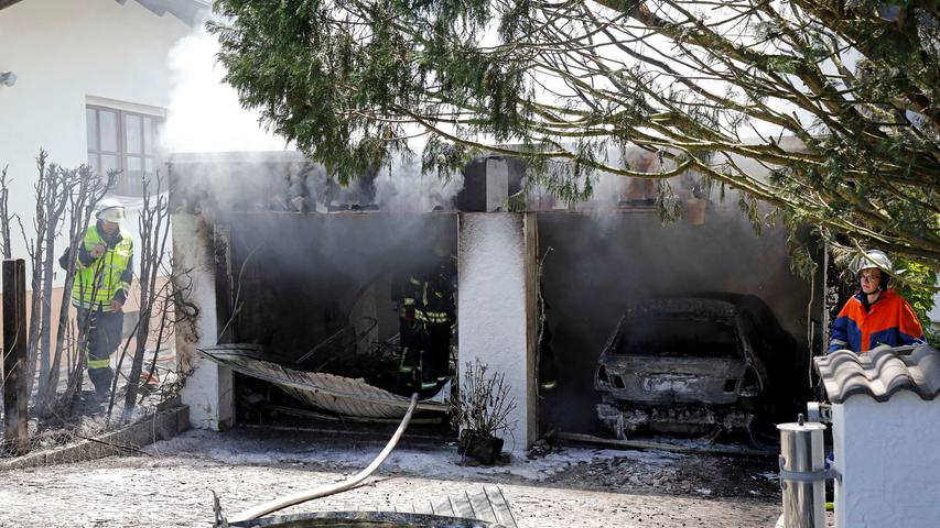 Flammen in Herzogenauracher Garage: Auto brannte komplett aus