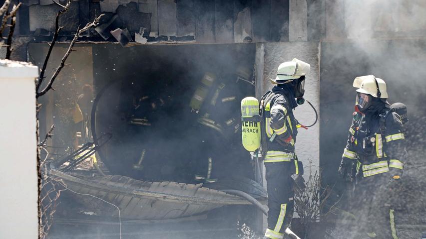 Flammen in Herzogenauracher Garage: Auto brannte komplett aus
