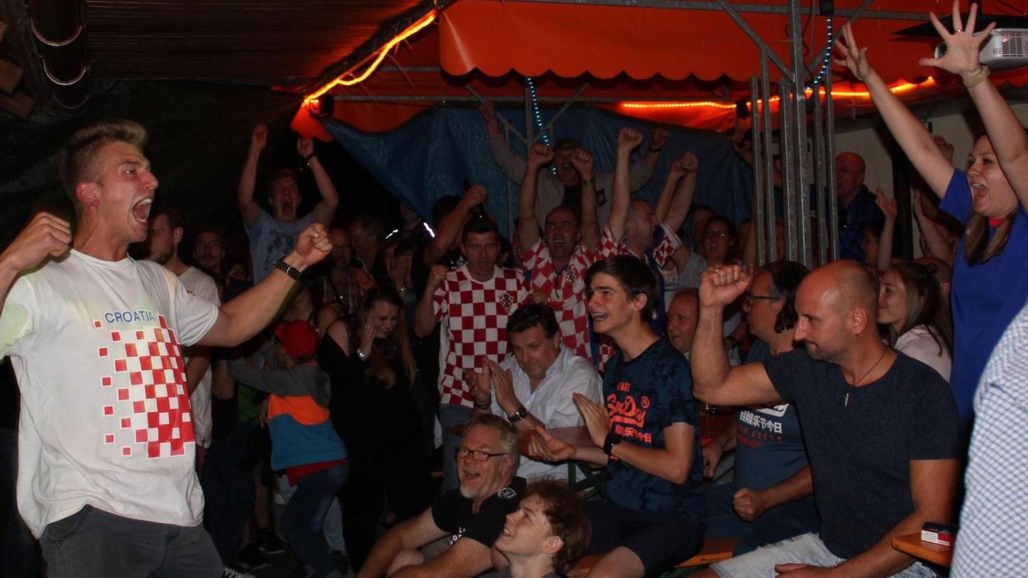 Kroatische Fans jubeln in Herzogenaurach