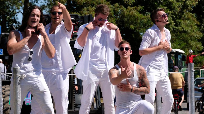 Bierbauch und Backstreet Boys: Bucher feiern beim Kärwa-Umzug