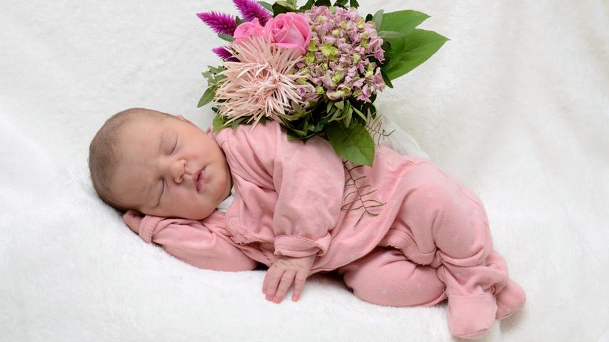 Blumenkind Viktoria Maria kam am 3. Juli im Klinikum Hallerwiese zur Welt Bei ihrer Geburt war sie 52 Zentimeter groß und brachte 3770 Gramm auf die Waage.