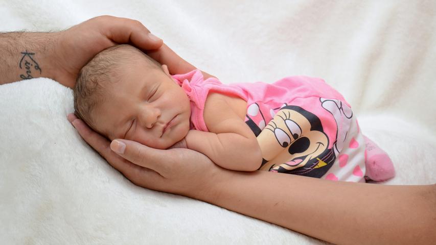Gut behütet: Die kleine Emilia Amal ist seit dem 4. Juli auf der Welt. Sie wurde im Klinikum Hallerwiese geboren und wog dabei glatte 3000 Gramm und war 51 Zentimeter groß.
