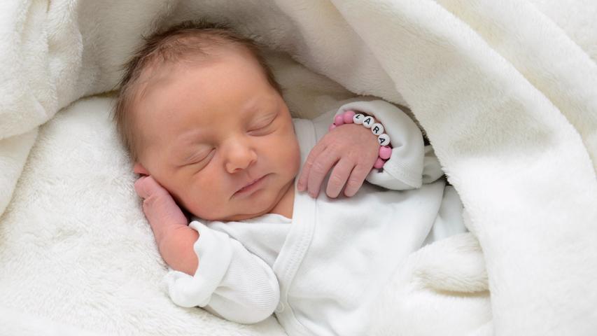 Hallo, Lara! Die Kleine kam am 4. Juli im Klinikum Hallerwiese zur Welt. Bei ihrer Geburt wog sie zarte 2790 Gramm und war 48 Zentimeter groß.